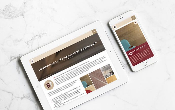 Site ByB7 sur tablette et sur mobile : l’accueil « L’expertise de la décoration et de la rénovation » et la page des lames de bois brut