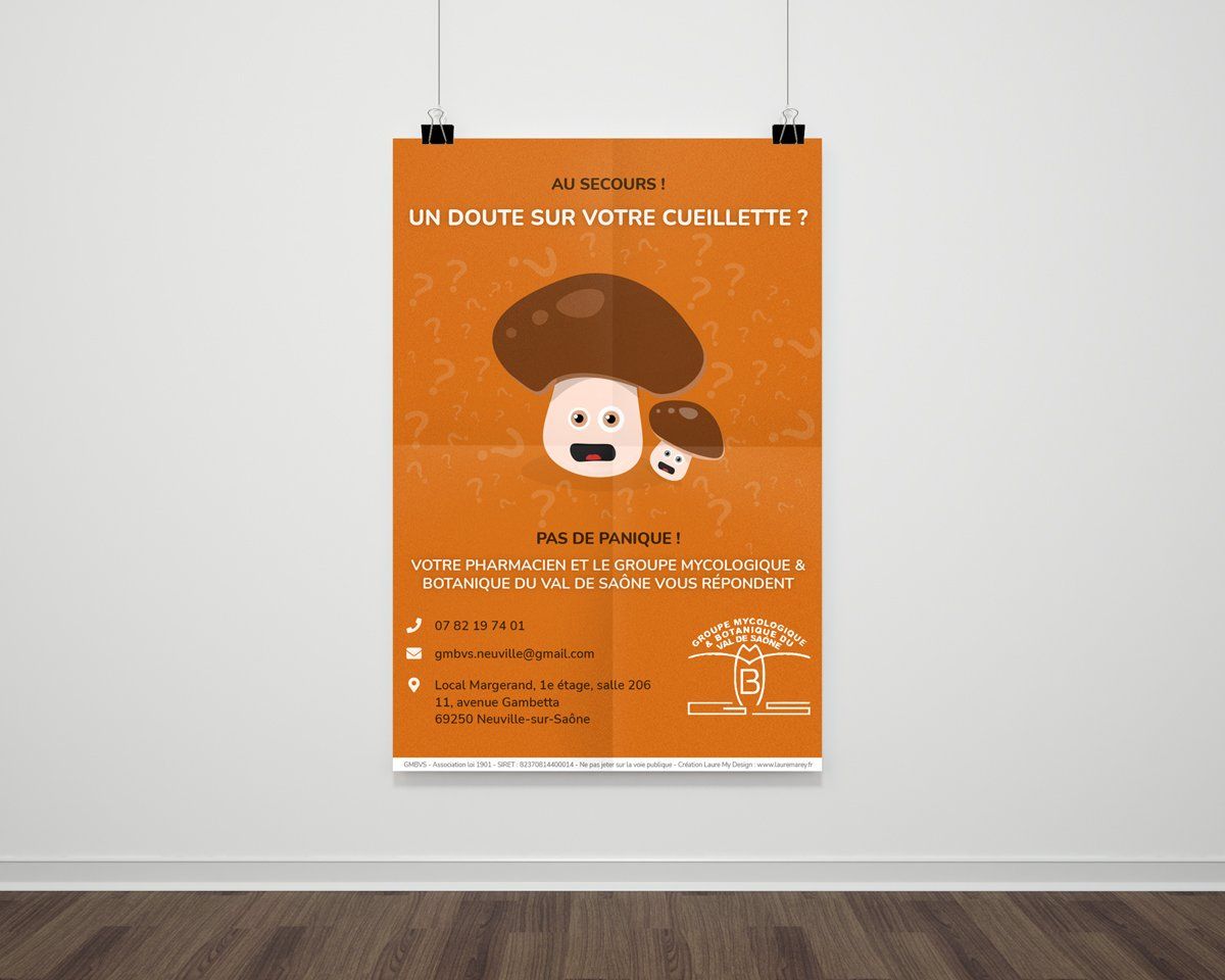 Affiche orange « Au secours ! Un doute sur votre cueillette ? » avec deux champignons étonnés, invitant à consulter son pharmacien ou le groupe mycologique, présentée accrochée à un mur