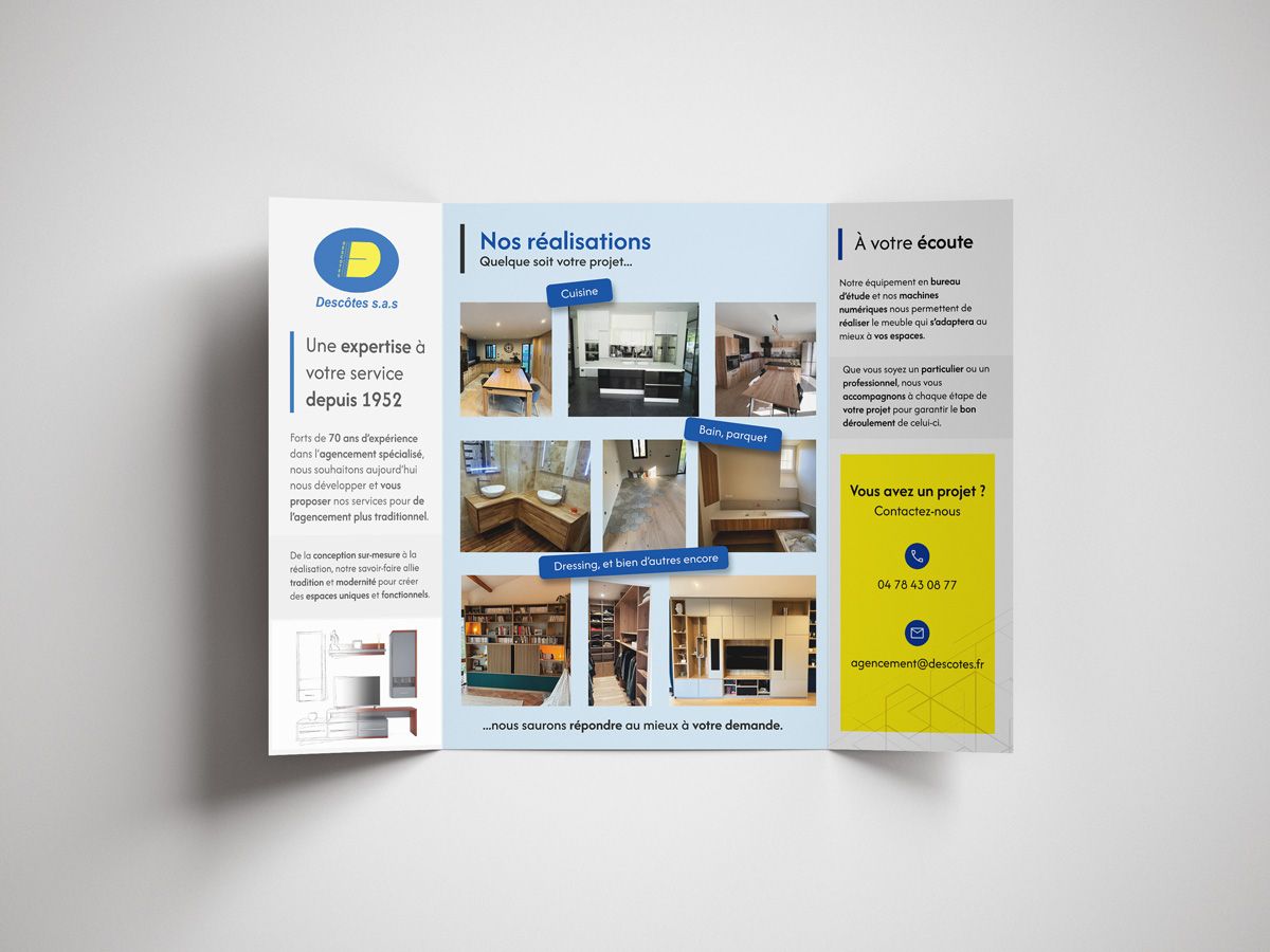 Intérieur du dépliant agencement Descôtes : « Une expertise à votre service depuis 1952 », réalisations en cuisine, bain, parquet et dressing, et contact