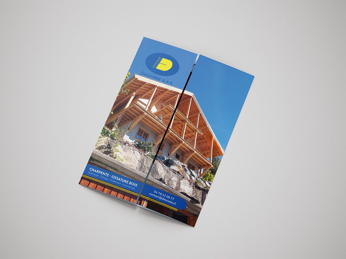 Couverture du dépliant Descôtes : un chalet à charpente bois et le bandeau « Charpente - Ossature bois »