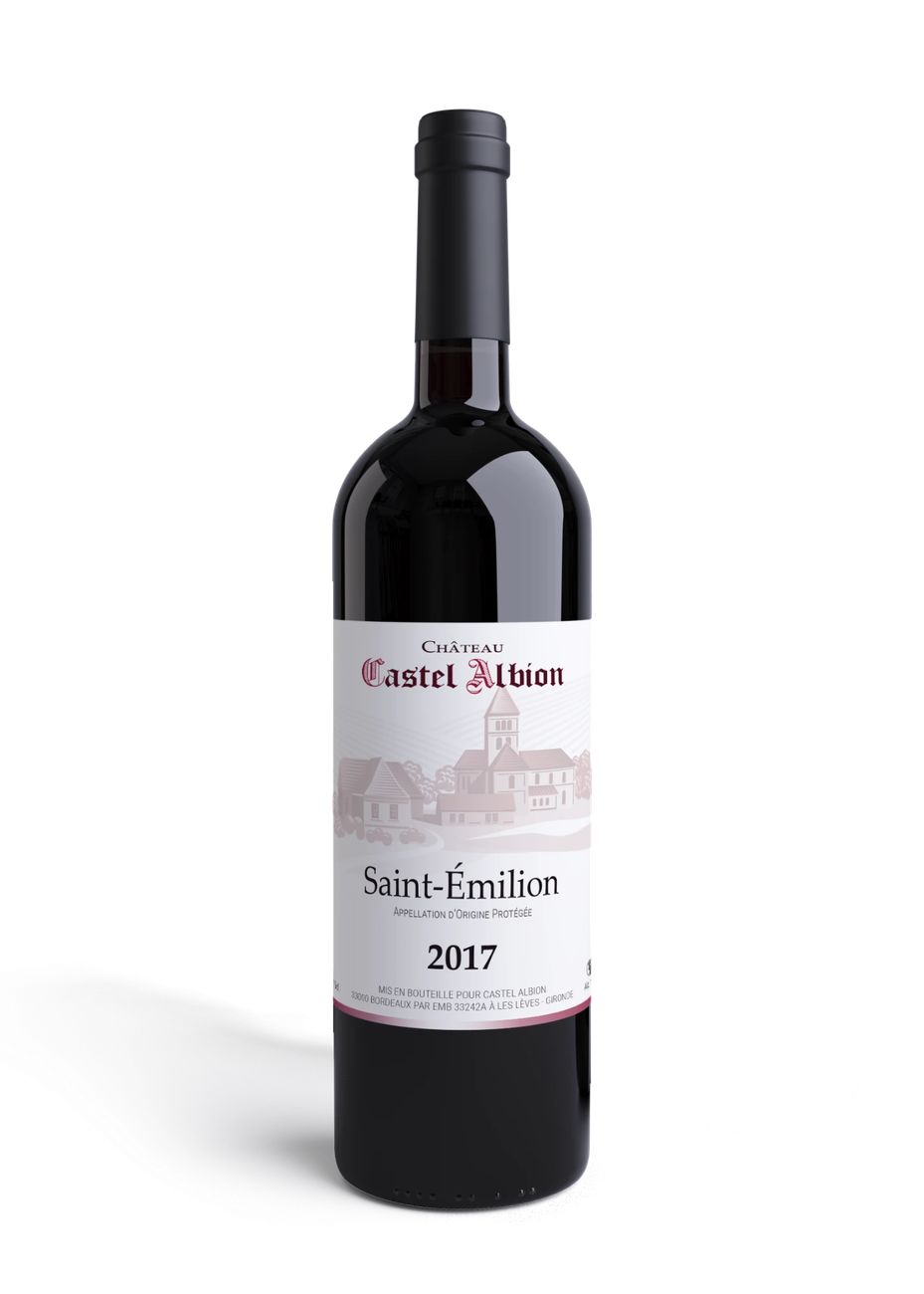 Bouteille de vin rouge habillée de l’étiquette Château Castel Albion, Saint-Émilion 2017, illustrée d’un village et de son clocher