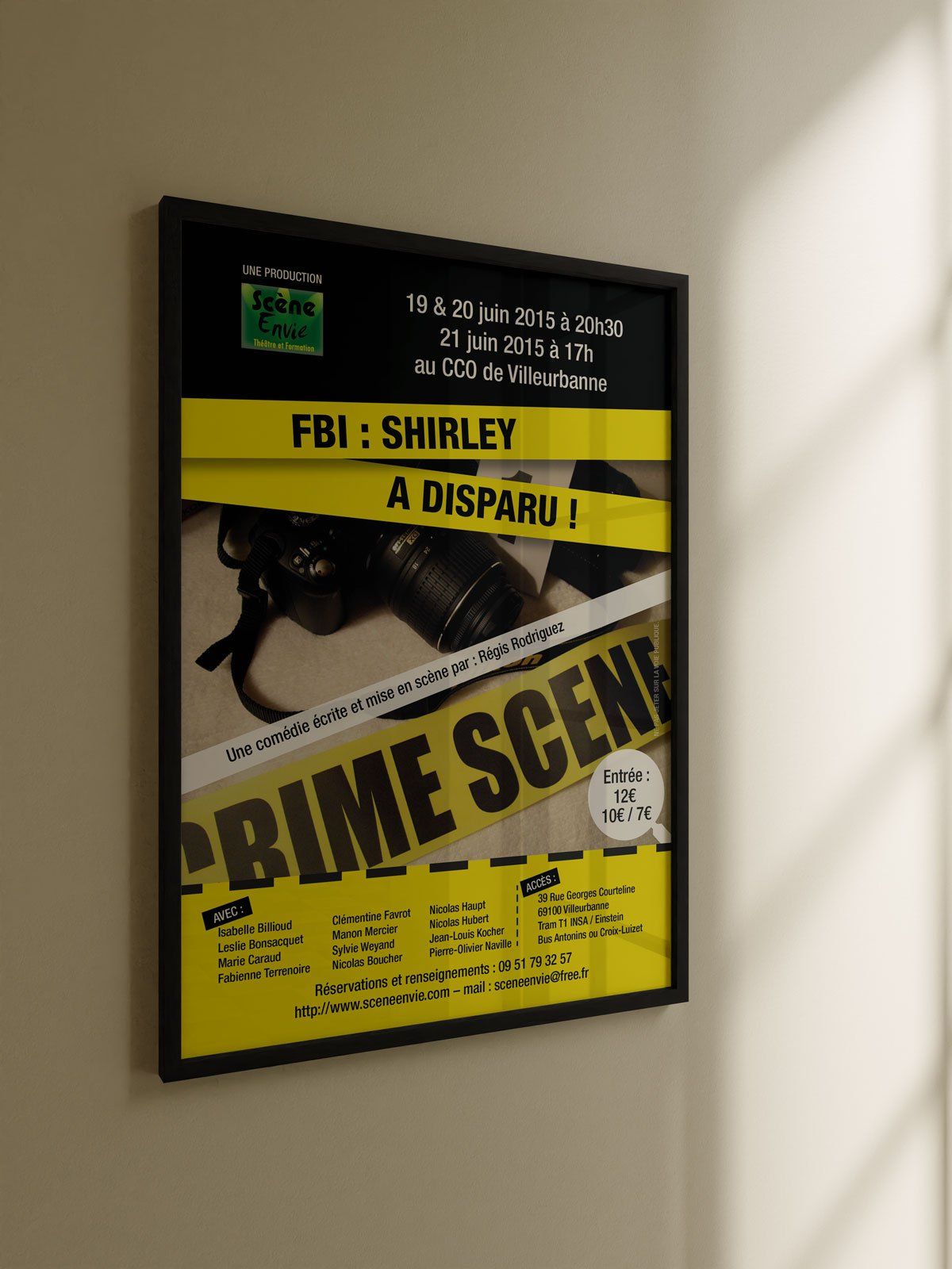 Affiche jaune et noire de « FBI : Shirley a disparu ! », barrée de rubans « Crime scene » sur la photo d’un appareil photo, présentée encadrée au mur