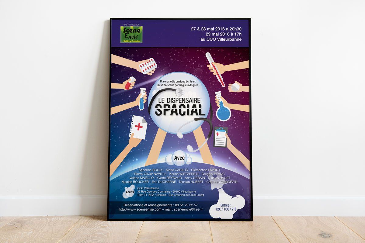 Affiche violette du « Dispensaire spatial » : des mains tendent médicaments, thermomètre et stéthoscope autour d’une bulle portant le titre, sur fond d’espace étoilé, présentée encadrée